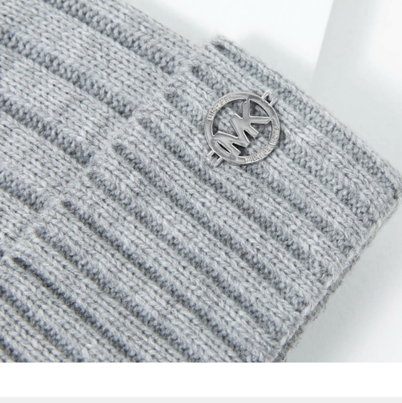 🆕️🌸🌸Michael Kors Grey Pom Beanie🌸🌸 - Picture 3 of 7